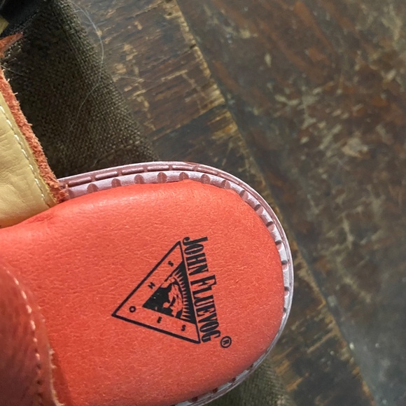 John glue of orange leather shoes - Picture 3 of 4